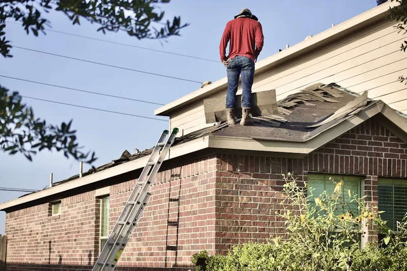 Professional roofer working on a residential roof in Centre-South